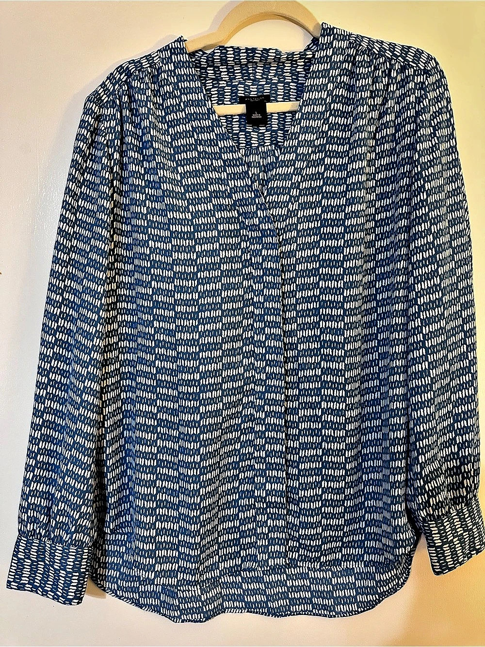 Ann Taylor Factory Blue & White Geometric Blouse Size Large Like New